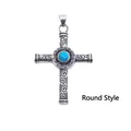 Détail d'une pierre turquoise ronde sertie dans un pendentif croix en argent avec motifs - Pendentif Seul Style Rond (Sans Chaîne)