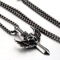 Detailopname van de retro punk zwaard en leeuwenkop hanger van gepolijst titanium staal - Kettingset / Lengte 70 Gunmetal Ketting