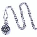 Détail macro d'un pendentif punk rétro en acier titane avec créature mythique et nuages - 60CM / Grand Pendentif Avec Chaîne
