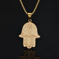Collana con ciondolo mano di fatima dorata e cristalli su sfondo nero riflettente - Pendente Singolo Oro