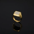 Anello hip hop placcato oro in acciaio inossidabile quadrato con zirconi e greca - US 10 / Oro