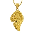 Macro-opname van vergulde Indiaanse schedel hanger met vedertexturen aan een bolletjesketting - Indiase Schedel (Zonder Ketting) / Goud