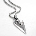 Collier à pendentif flèche industrielle vintage en acier titane avec gravure d'ailes rétro - Pendentif Flèche Argent Seul (Sans Chaîne)