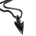 Détail du pendentif flèche en acier inoxydable noir sur une chaîne à mailles carrées - Pendentif Flèche Noir Seul (Sans Chaîne)