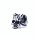 Dettaglio dell'anello gotico teschio con corna di ariete in acciaio inossidabile vintage - US 8 / Argento