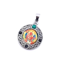 Colgante de deidad tibetana de estilo étnico con turquesa y grabado floral en metal - Estilo Dios de la Riqueza Rojo (Pendant Only (Without Chain))