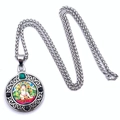 Collar colgante redondo plateado con pintura Thangka budista y detalles turquesas - Estilo Dios de la Riqueza Blanco (Con Cadena de Quilla) / Cadena Larga