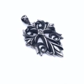 Macro-opname van een gotische zilveren kruishanger met fijn gegraveerde ranken en details - Losse Hanger (Zonder Ketting)