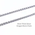 Gedetailleerde close-up van een 4mm zilveren kielketting van gepolijst edelstaal - 4mm Zilveren Drakenbot Ketting 60cm