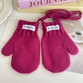 Rosarote Strickhandschuhe mit Umhängeband und weißem Qualitätslabel für Kinder - Rosarot