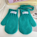 Grüne gestrickte Kinder-Fäustlinge zum Umhängen mit weißem Etikett und Rippstrickbündchen - Grün