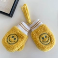 Hellgelbe Plüschfäustlinge für Kinder mit blauem Smiley-Stick und praktischer Umhängekordel - Yellow Smiley (ST43)