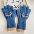 Blauwe gebreide kinderhandschoenen met kaki smiley en warme mohair textuur - Blauw