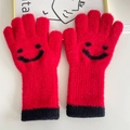Gezellige rode pluche gebreide kinderhandschoenen met zwart smiley-patroon en geribbelde polsen - Rood