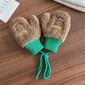 Braune Fleece-Fäustlinge für Kinder mit grünen Strickbündchen und Umhängekordel - Kaffeebraune Good Handschuhe