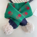 Winter-Strickschal mit Blumenmuster in Grün und großen weißen Pelzpompons für Kinder - Grün