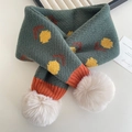 Grüner Kinderschal mit gelben Blumen, orangem Rand und weißen Bommeln aus Strick - Dunkelgrün