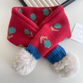 Roter Kinder-Strickschal mit blauem Blumenmuster und weichen weißen Kunstpelz-Bommeln - Rot