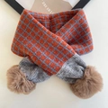 Bufanda de invierno para bebé a cuadros naranja y gris con pompones marrones - Cuadros Rojos y Marrones