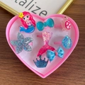 Lot de 8 bagues de dessin animé sirène dans une boîte rose en forme de cœur - Bague Sirène Bleue