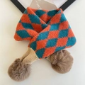 Bufanda de punto para niños con rombos naranja y azul y pompones de pelo sintético - Cuadros Naranja Verde