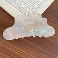 Pinza per capelli a nuvola perlata effetto sirena su una superficie in legno - Nuvola Grigia