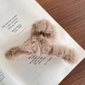 Elegante pinza para el pelo de peluche camel claro para mujer hecha de piel sintética - Marrón