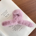 Pince à cheveux chic en peluche rose clair pour femmes sur une surface de livre vintage - Violet