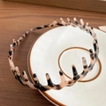 Cerchietto in resina tartarugata rosa con denti antiscivolo per uno stile sicuro - Tartarugato Beige