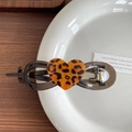 Elegante molletta cuore leopardato in acrilico marrone traslucido per donne - Modello Cuore (X903)