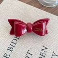 Barrette nœud double en acétate rouge foncé avec finition polie et lettrage doré - Rouge