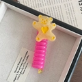 Roze spiraalvormig haarelastiekje met een schattige gele beer bedel voor paardenstaarten - Gele Beer