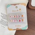 Roze cartoon beer kunstnagels voor kinderen met schattige hartjes en koffiekopjes - Boterbeer