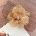Eleganter champagnergoldener Organza-Blumen-Haarclip mit Blütenblatt-Textur - Braun