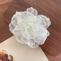 Eleganter weißer Organza-Blumen-Haarclip und Broschen-Accessoire für Damen und Mädchen - Cremeweiß