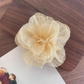 Eleganter Haarclip aus Organza-Blumen in Champagner mit Perlenmitte für Damen - Gelb