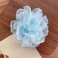 Hellblaue Organza-Blumen-Haarklammer mit geschichteten Blütenblättern und weißen Perlen - Blau