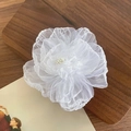 Eleganter weißer Organza Blumen Haarclip mit Perlenmitte für Mädchen und Frauen - Weiß