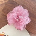 Haarspange mit rosa Organzablüte und weißen Staubblättern auf Holztablett - Altrosa