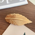 Barrette dorée minimaliste en forme de feuille avec textures de veines élégantes - Doré