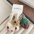 Schattige Koreaanse haarstrikset met beige pluche konijn en gebreide rode aardbei - Koffie Haarelastiekje / Koffiebloem Konijn
