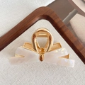 Eleganter weißer Schleifen-Haarclip mit goldenem Rahmen und Perlmutt-Finish - AB Weiß