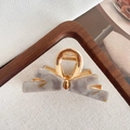 Eleganter Haarklammer aus grauem Marmor-Acetat im Schleifen-Design mit Goldmetall - Felsengrau