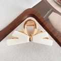 Eleganter Haarklammer in Schleifenform in Mattweiß und Gold für Damenfrisuren - Creme