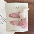 Set van twee roze stoffen haarclips met een schattig wit konijn en zachte pompon - Roze Konijn Haarspeld / Roze