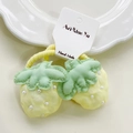 Élastique à cheveux fait main avec deux breloques fraises en tissu jaune et perles - Élastique à cheveux / Jaune