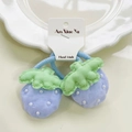 Élastique à cheveux fraise bleu clair fait main avec perles blanches et feuilles - Élastique à cheveux / Bleu