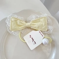 Coletero de estilo coreano con lazo de encaje amarillo claro y detalle de perla - Coletero Amarillo