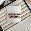 Elegant tortoiseshell acetate hair clips in a 2-piece set with golden engraved details - Light Leopard