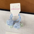 Lot de deux élastiques à cheveux camélia faits main en tissu bleu clair soyeux - Cravate à cheveux / Bleu